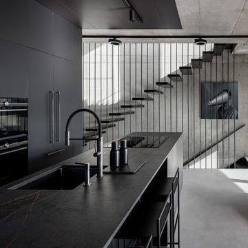 170 metros de hormigon gris distribuidos tres plantas, cocina negra escalera negra suspendida en el aire