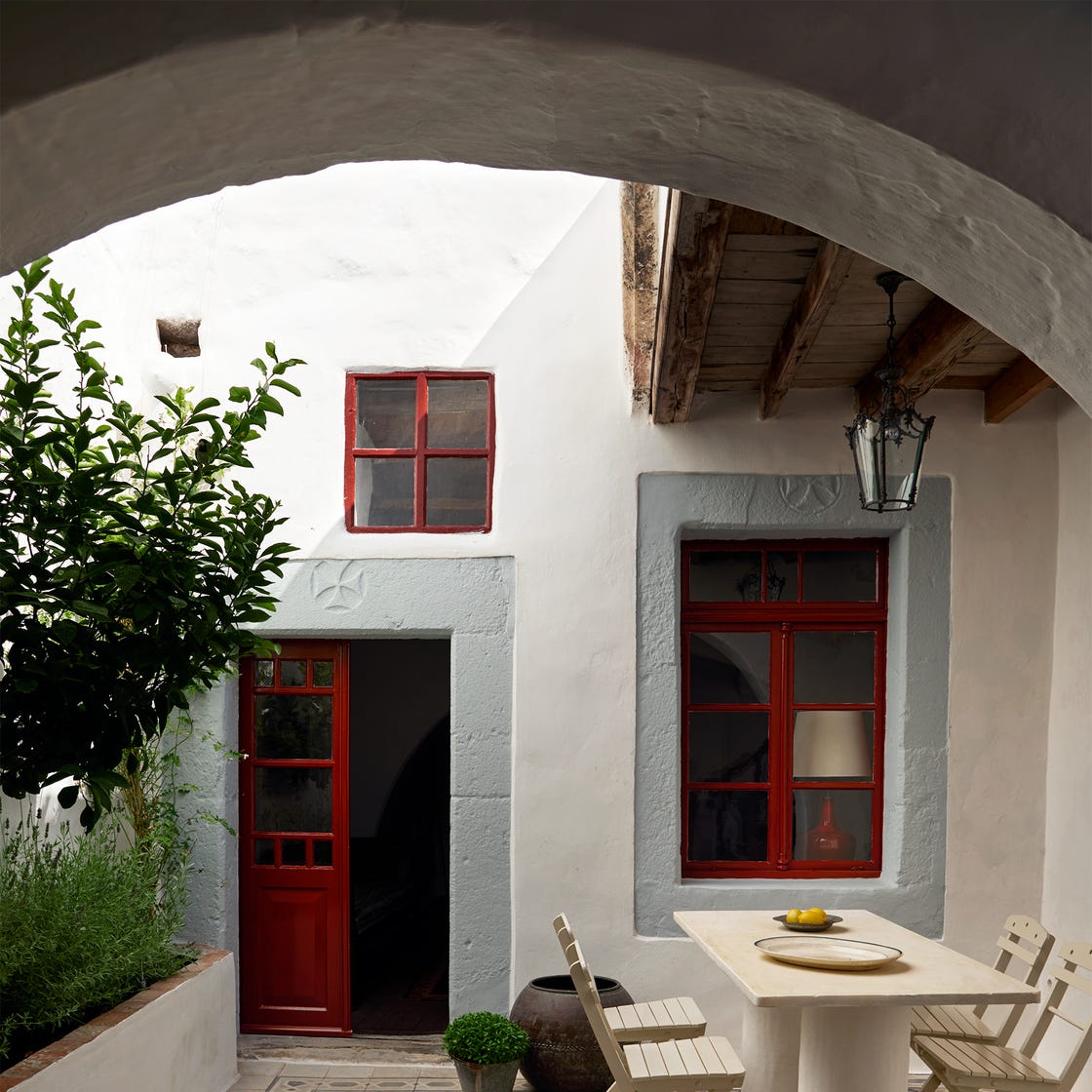 Courtyard with a dining area featuring a table and chairs.