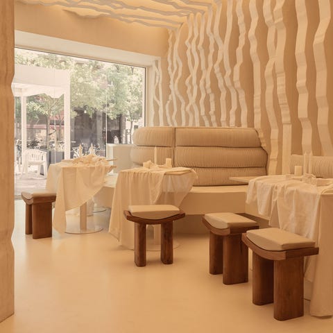 masquespacio mito pandora tonos beiges azul electrico columnas 3d