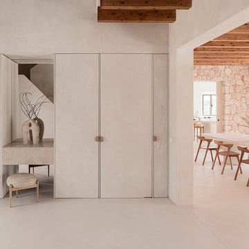 recibidor con armarios a medida en una casa en mallorca moderna