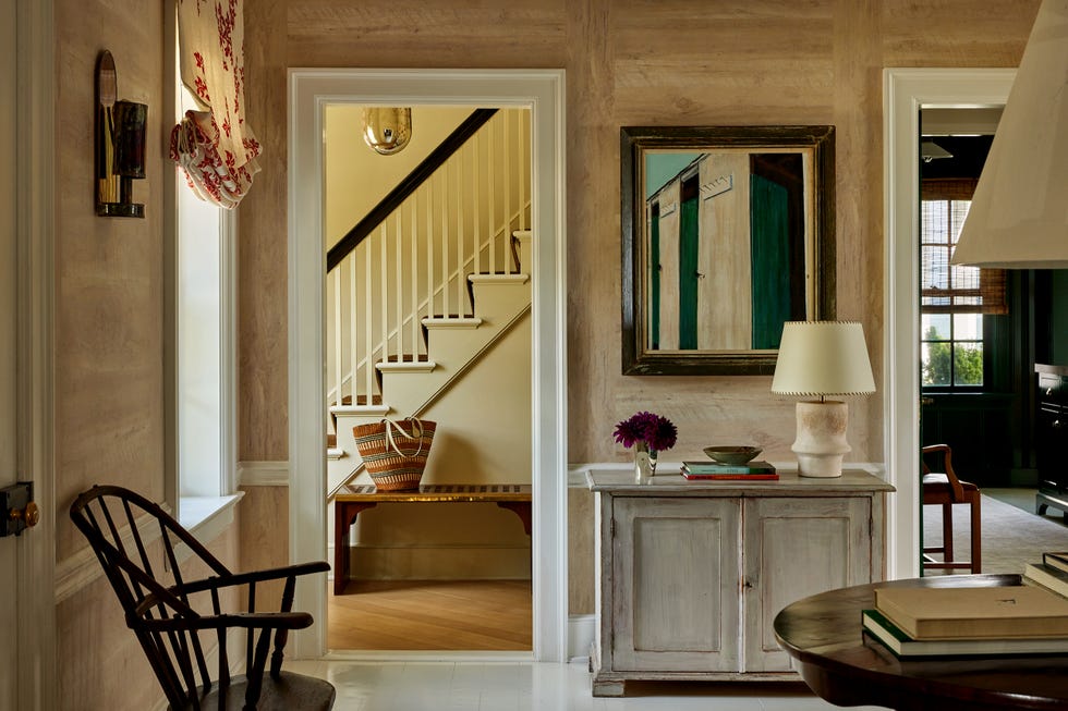 Entryway featuring a staircase and decorative elements.