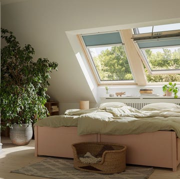 dormitorio con techo abuhardillado y ventanas de cubierta