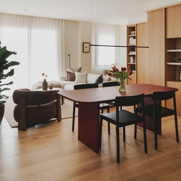 una casa de espacios abiertos y detalles en rojo del estudio nost