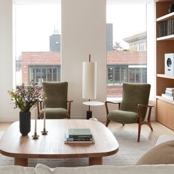 una apartamento en manhattan con muebles modernos, madera y texturas calidas