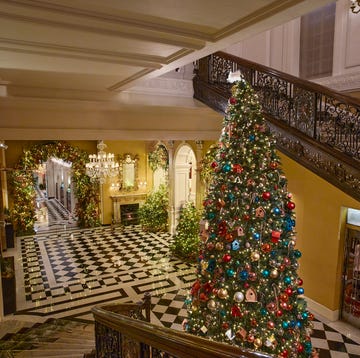 claridge's christmas tree in the lobby of the claridge hotel.