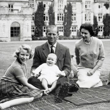 Face, Head, Smile, People, Window, Social group, Photograph, Sitting, Mammal, Sharing, 